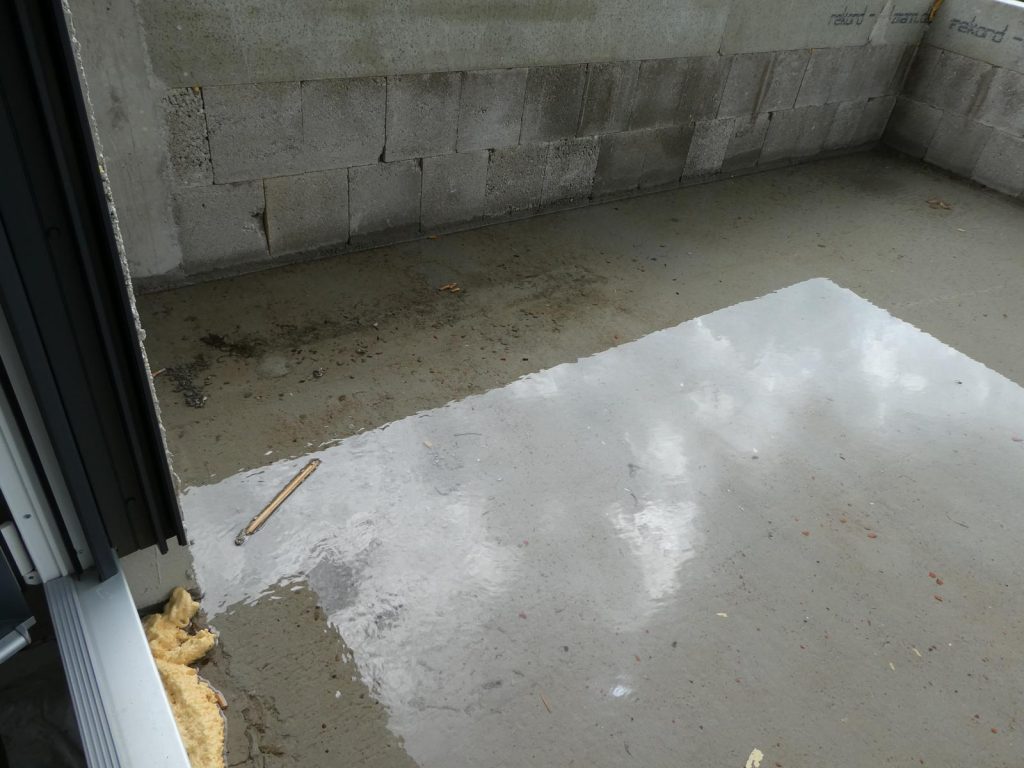 Auf der Terrasse steht Wasser