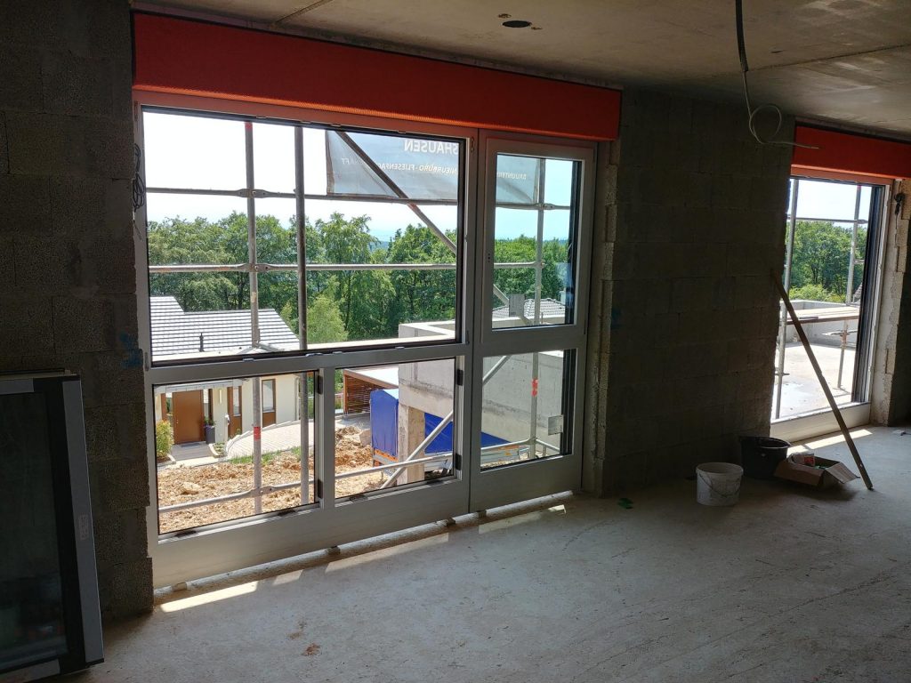 Die Fensterfront im Wohnzimmer