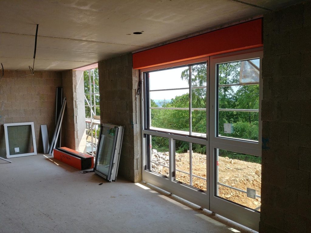 Die Wohnzimmerfenster werden eingebaut