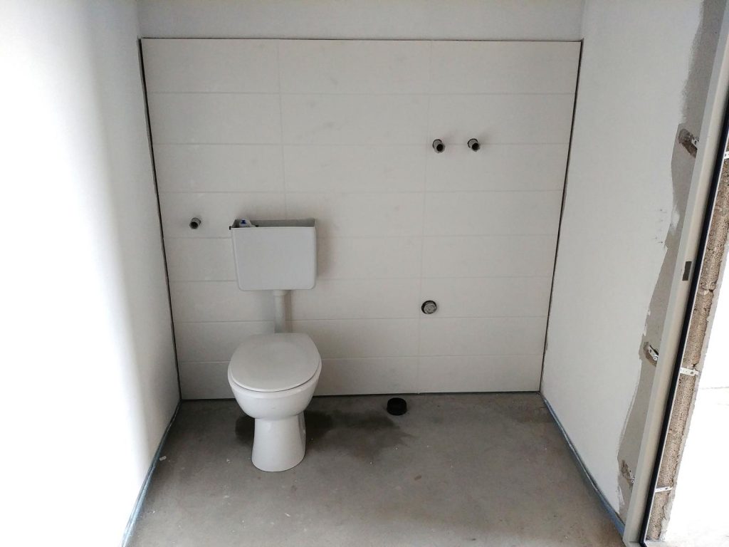 Provisorisch installierte Toilette