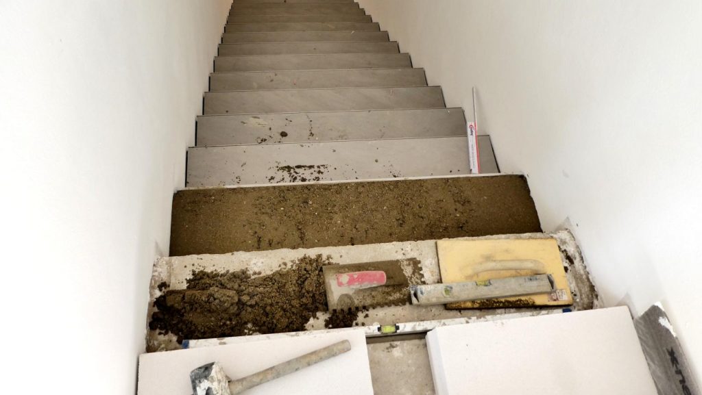 Fliesen der Treppe