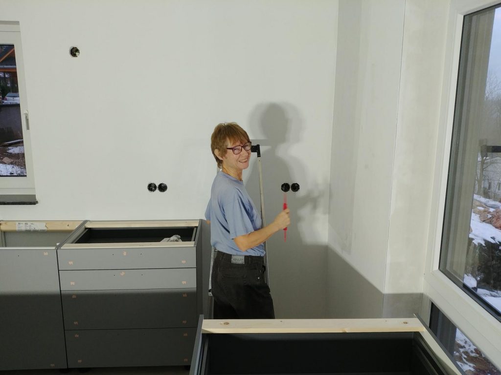 Leider sind noch keine Tapeten an der Wand, so daß die zukünftige Küchenchefin leider am Sonntagabend noch Überstunden machen muß.