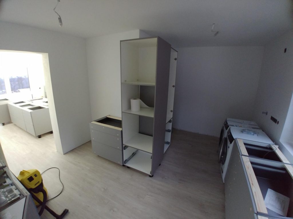 Hier kommen Backofen und Mikrowelle hin, in die Lücke neben der Tür kommt der Kühlschrank.