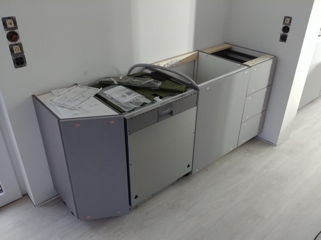 Spülmaschine, Spüle und Schränke im Hauswirtschaftsraum