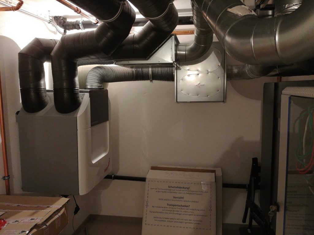 Ein Großteil der Decke ist nun mit Rohren gepflastert. Auch die provisorische Deckenlampe verschwindet hinter den Rohren.