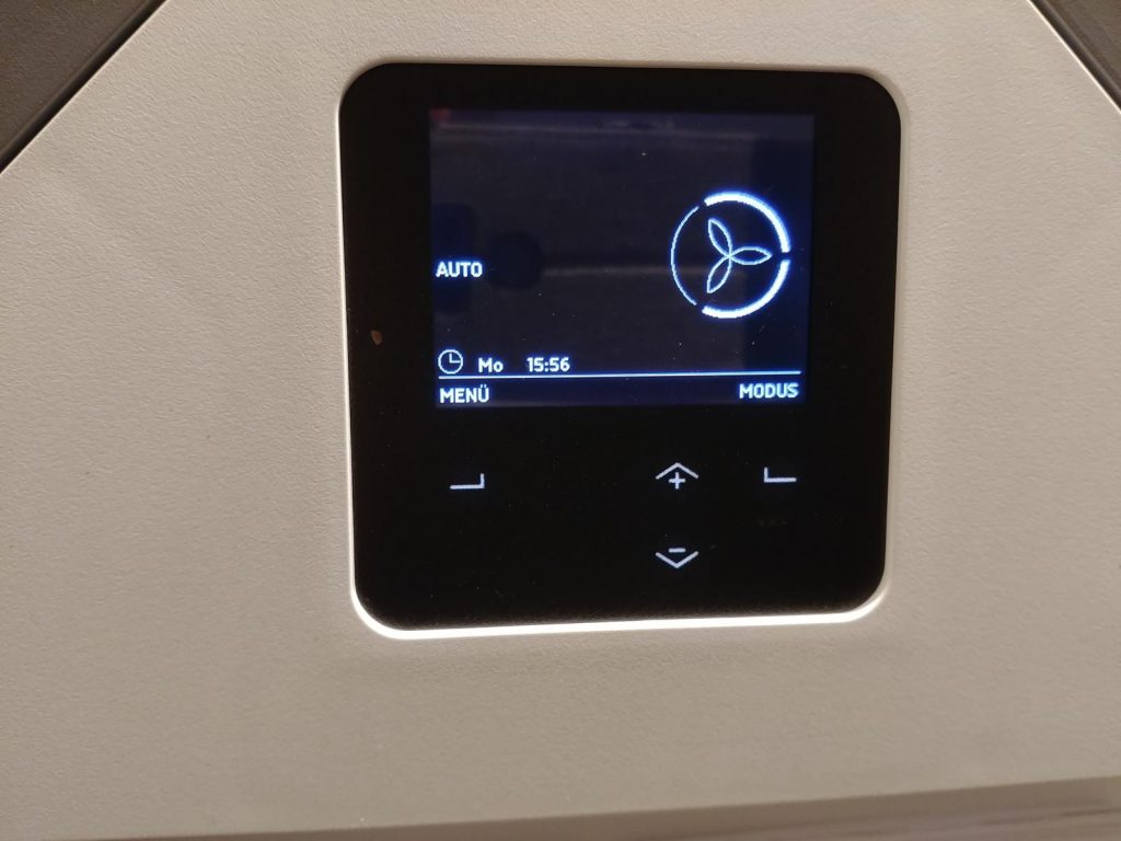 Über das Bedienpanel kann die Luftmenge eingestellt werden, die pro Stunde ausgetauscht wird.