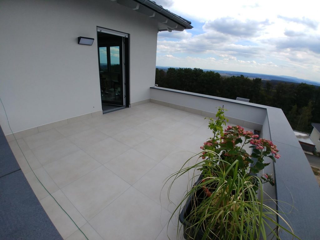 Terrasse oben, gefliest