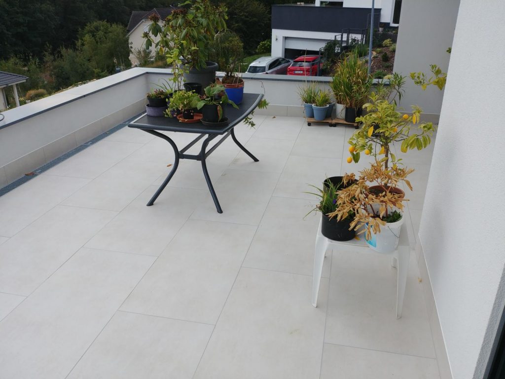 Terrasse unten, gefliest