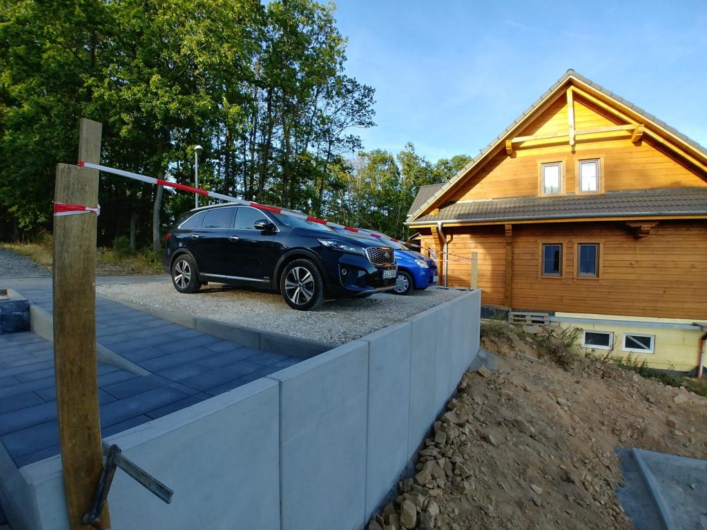 Stellplätze mit Autos