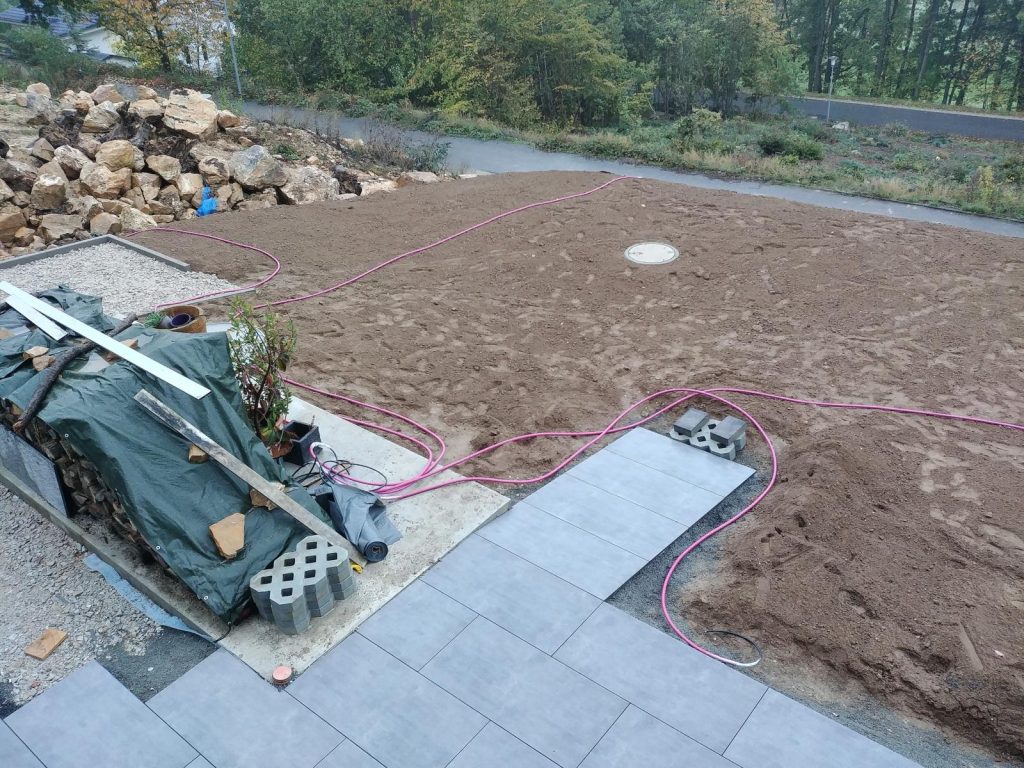 Die Kabel für die Gartenlampen und Steckdosen.