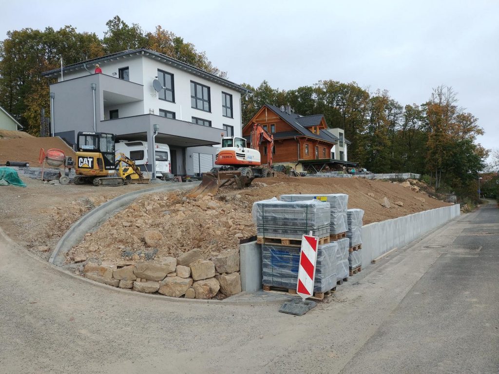 Hof und Auffahrt