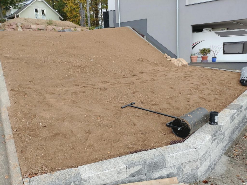 Westseite mit Gartenwalze